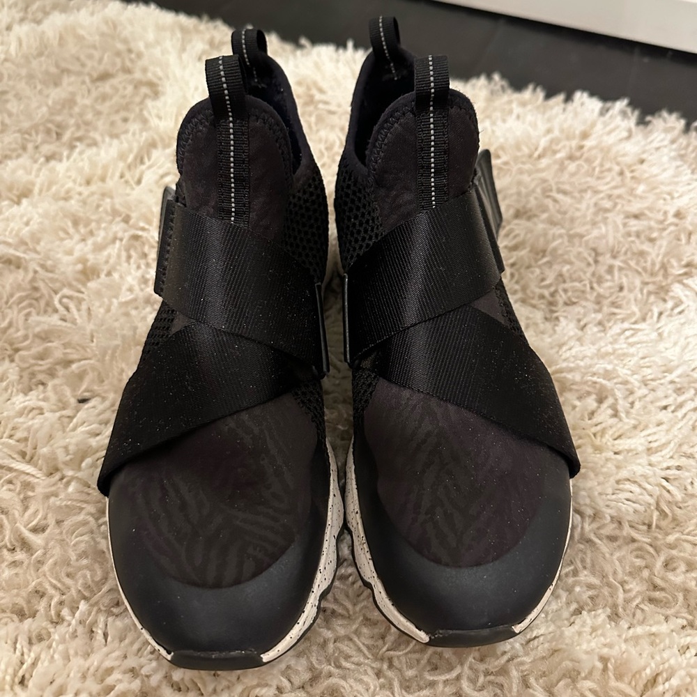 Women sz 7 Sorel sneakers